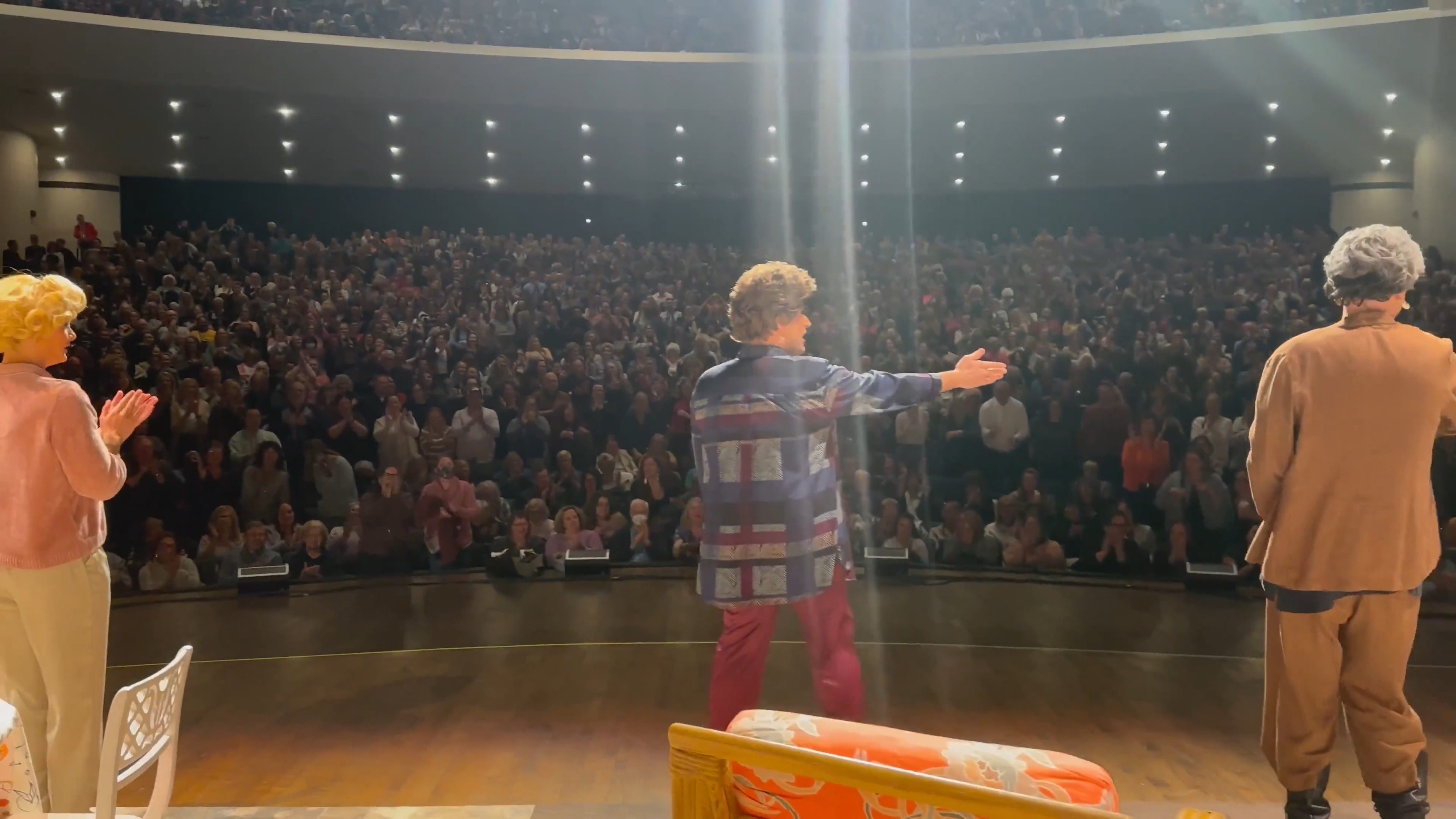 Standing ovation for the Golden Girls Tour on stage